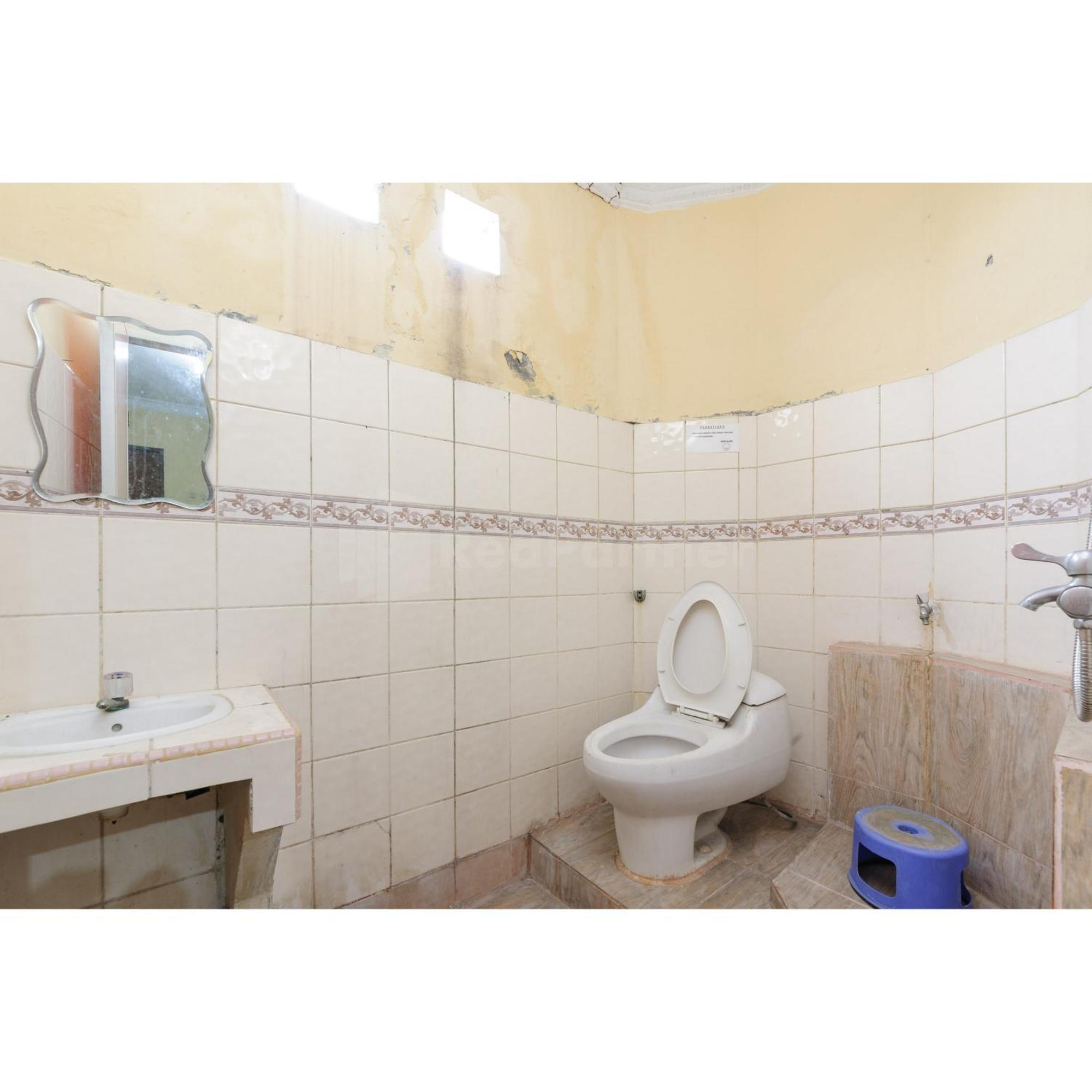 Oyo 90985 Alhakim Syariah Hotel 2*