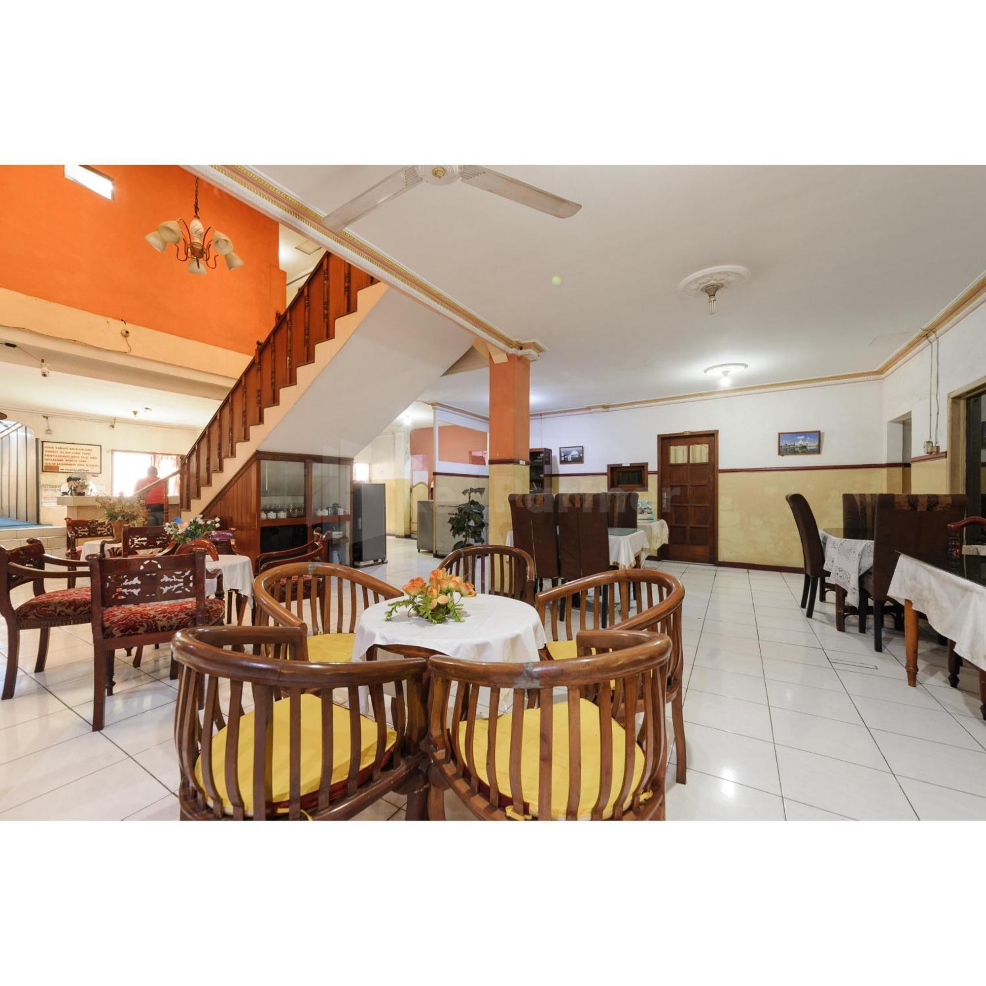 Oyo 90985 Alhakim Syariah Hotel 2*